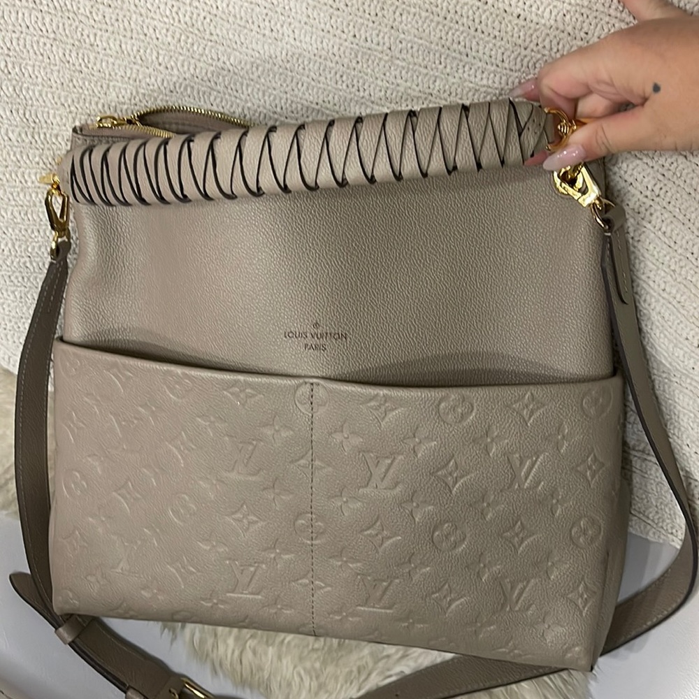 LOUIS VUITTON MAIDA HOBO IN TURTLEDOVE. *RARE*